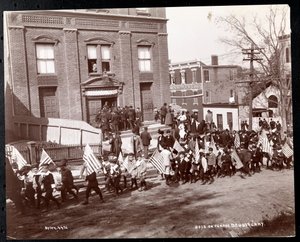 Unge gutter med flagg marsjerer i en parade ved Dobbs Ferry, New York, 1898 (sølv gelatintrykk)